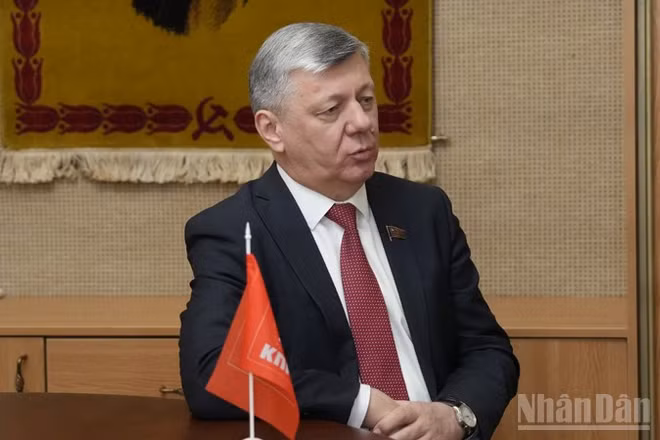 Đồng chí Dmitry Novikov, Phó Chủ tịch Đảng Cộng sản Liên bang Nga, Phó Chủ tịch thứ nhất Ủy ban Đối ngoại Duma Quốc gia (Hạ viện) Nga. 