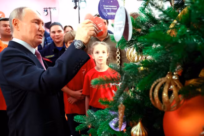 Tổng thống Nga Vladimir Putin tham gia chương trình "Cây thông điều ước". (Ảnh: RIA Novosti)