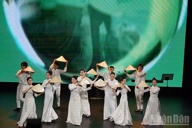 Tiết mục biểu diễn trong khuôn khổ chương trình nghệ thuật “Ánh sáng Phương Đông”. (Ảnh: XUÂN HƯNG)