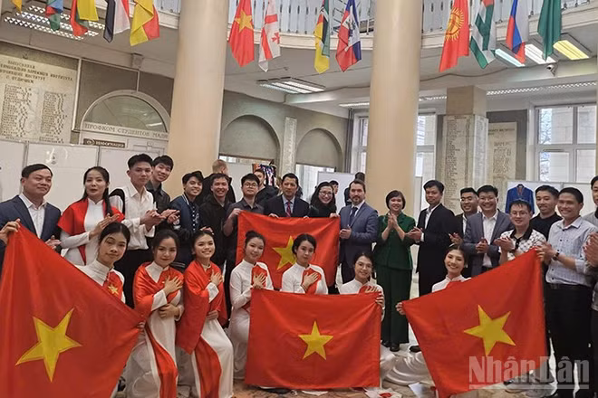 Sinh viên Việt Nam tham gia Lễ hội sinh viên quốc tế tại MADI.