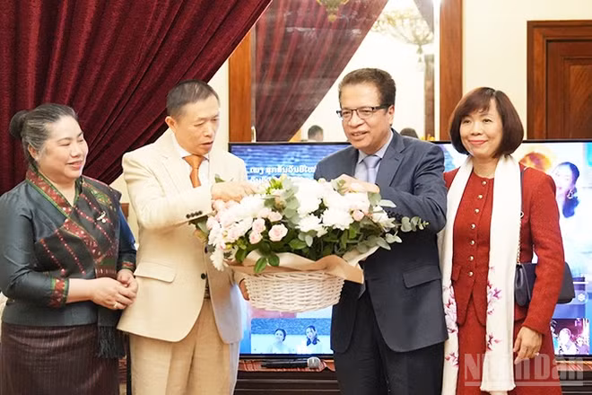 Đại sứ Việt Nam tại Liên bang Nga Đặng Minh Khôi cùng phu nhân dẫn đầu đoàn Đại sứ quán Việt Nam đến Đại sứ quán Lào tại Nga chúc mừng nhân dịp Tết cổ truyền Bunpimay. (Ảnh: XUÂN HƯNG)