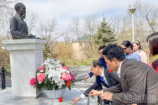 Tổng lãnh sự Việt Nam tại Vladivostok Nguyễn Việt Kiên cùng các đại biểu dâng hoa tại Tượng đài Chủ tịch Hồ Chí Minh.