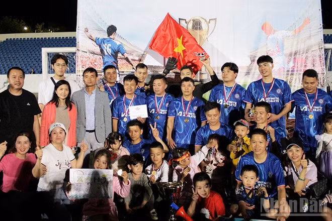 Đội Trung tâm thương mại Hà Nội giành chức vô địch.