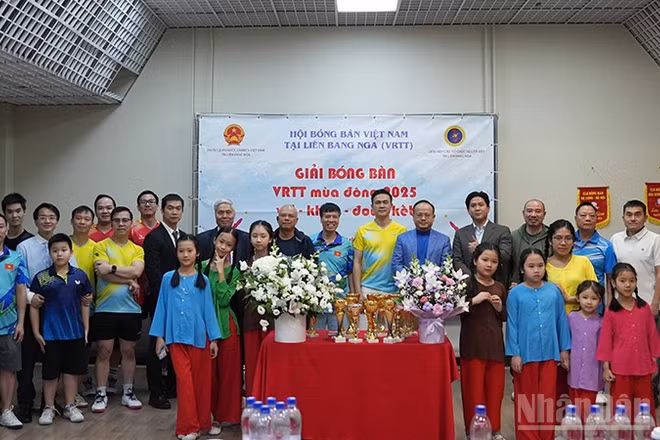 Ban Tổ chức, khách mời chụp ảnh lưu niệm với các vận động viên.
