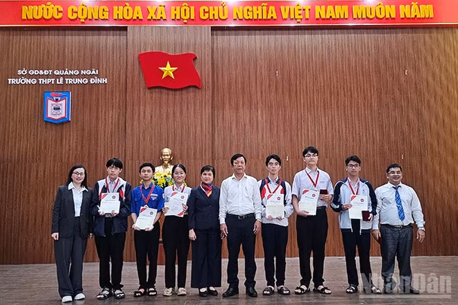 Trao học bổng “Khai sáng” cho các em học sinh THPT Lê Trung Đình ở Quảng Ngãi.