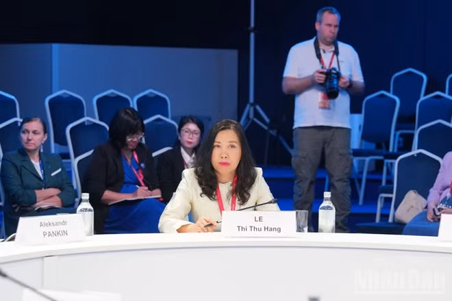 Thứ trưởng Ngoại giao Lê Thị Thu Hằng tham dự và phát biểu tại Phiên thảo luận “Nga-APEC: Triển vọng hợp tác rộng mở đến năm 2035”. (Ảnh: XUÂN HƯNG)