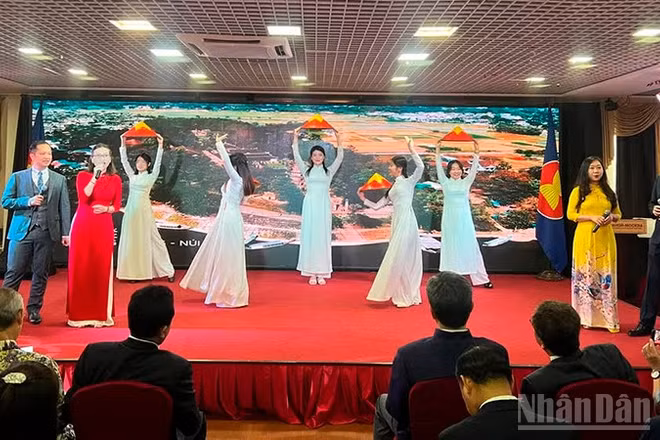 Tiết mục văn nghệ Kỷ niệm 56 năm Ngày thành lập ASEAN tại Liên bang Nga. (Ảnh: THÙY VÂN)