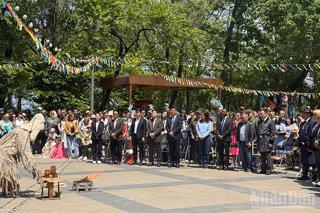 Người dân Yakutia trong trang phục truyền thống tái hiện nghi lễ cúng tế Mặt Trời.