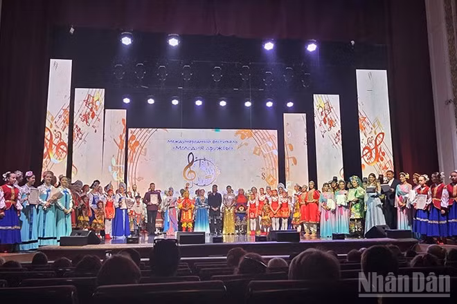 Cộng đồng các dân tộc tham gia Lễ hội văn hóa quốc tế tại Viễn Đông nước Nga.
