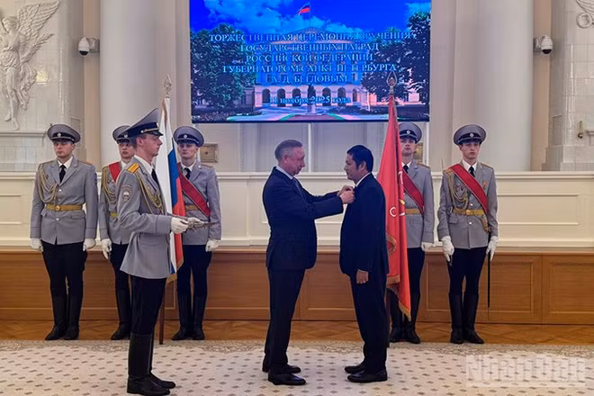 Thống đốc Saint Petersburg Alexander Beglov trao tặng ông Nguyễn Quốc Hùng phần thưởng cao quý của thành phố.