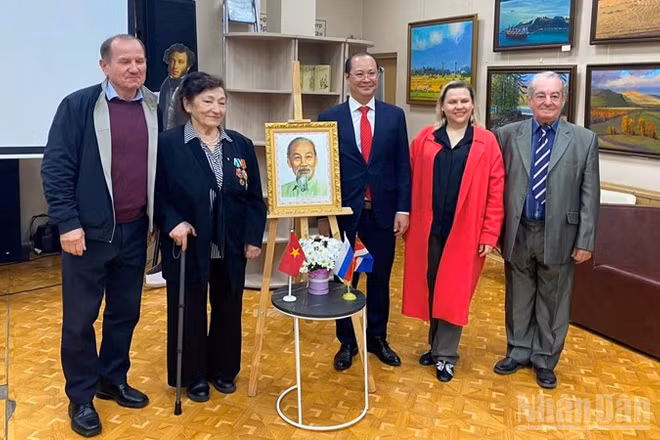 Tổng lãnh sự Việt Nam tại Vladivostok Nguyễn Việt Kiên chụp ảnh với những người bạn Nga thân thiết của Việt Nam. 