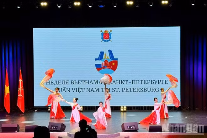 Sinh viên Việt Nam biểu diễn tại chương trình. (Ảnh: XUÂN HƯNG)
