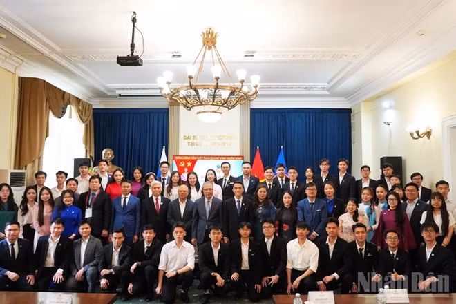 Các đại biểu chụp ảnh lưu niệm.