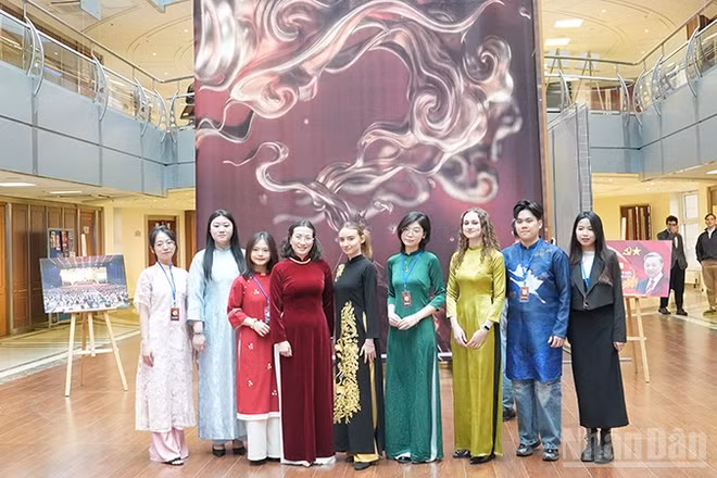 Đại diện Đại sứ quán Việt Nam tại Nga cùng sinh viên Việt Nam và Nga tham gia Ngày Việt Nam tại MGIMO lần thứ 11. (Ảnh: XUÂN HƯNG)