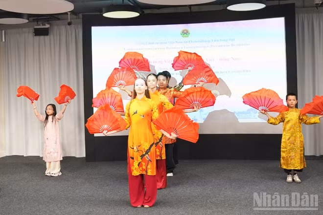 Con em cộng đồng người Việt Nam và bạn bè Nga biểu diễn tiết mục múa "Ngày xuân long phụng sum vầy". (Ảnh: XUÂN HƯNG)