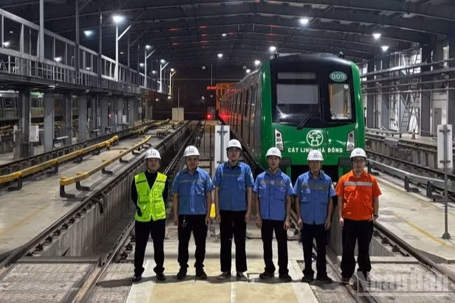 Anh em công nhân bảo dưỡng tàu sau khi hoàn thành ca làm việc.