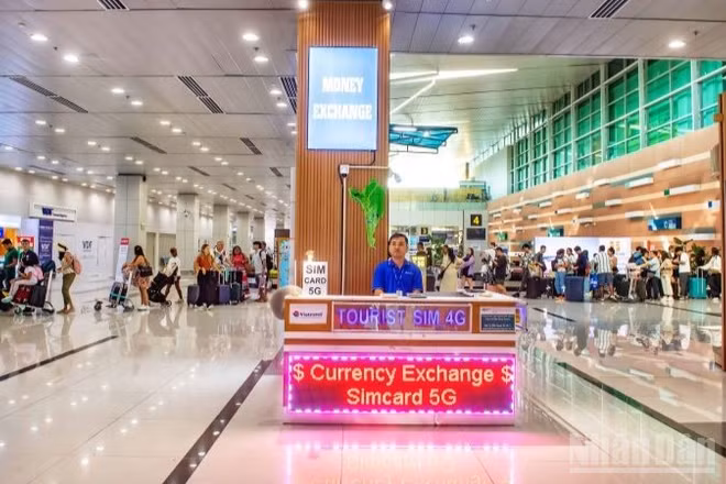 Cảng Hàng không quốc tế Phú Quốc phục vụ 371 chuyến bay trong nước (116.830 khách) và 396 chuyến bay quốc tế (143.643 khách), tăng 46% về số chuyến và 37% về lượt khách so với cùng kỳ Tết năm trước.