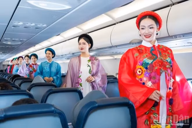 Với chủ đề “Hoa khổng tước cất cánh”, chương trình được tổ chức dưới hình thức fashion show trên máy bay.