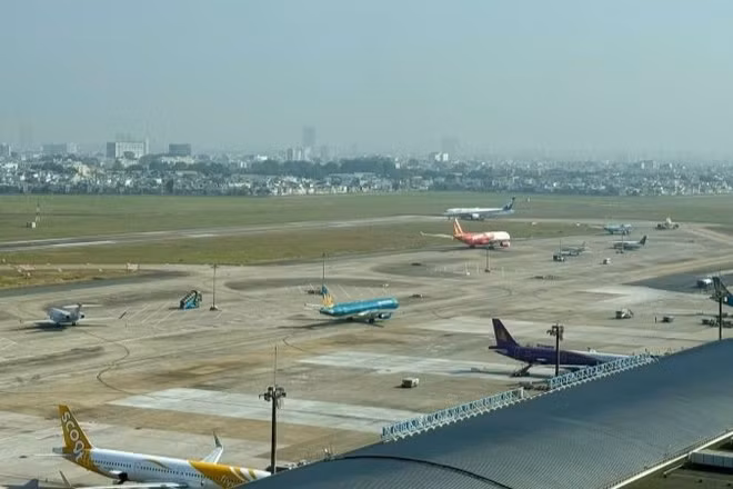 Trong dịp Tết, sản lượng bay tại Cảng Hàng không quốc tế Tân Sơn Nhất dự báo cao nhất đạt 1.075 chuyến, cho thấy áp lực điều hành bay ở mức rất cao.