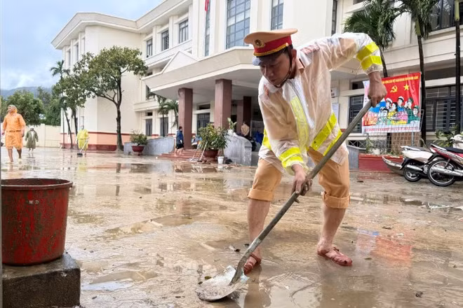 Lực lượng Cảnh sát giao thông Công an Thành phố Hồ Chí Minh dọn dẹp vệ sinh tại các trụ sở trên địa bàn tỉnh Đắk Lắk.