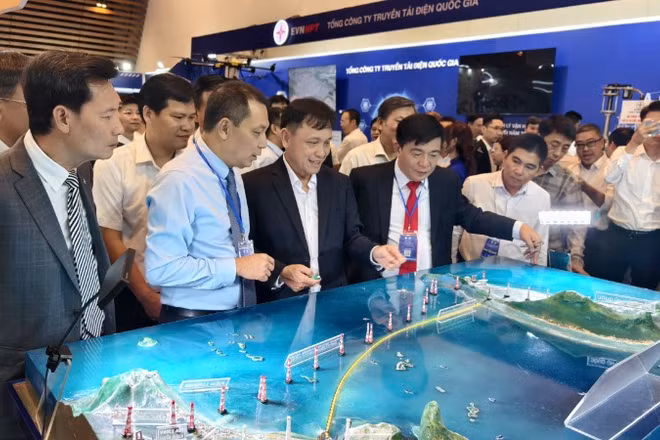 Các đại biểu xem một gian hàng triển lãm tại hội nghị.