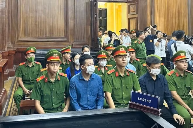 Các bị cáo tại phiên tòa. 