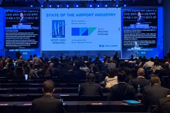 Đại diện lãnh đạo các cảng hàng không tham dự Hội nghị Airports Innovate 2025 tổ chức tại Busan (Hàn Quốc).