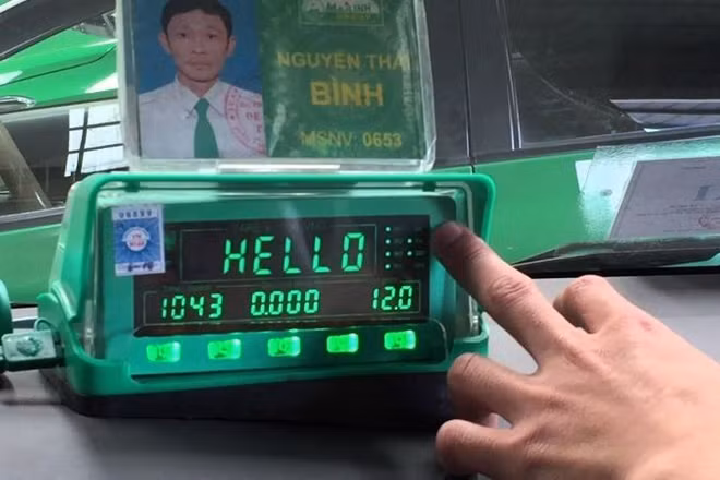 Đồng hồ tính tiền của các hãng taxi hiện nay đơn thuần có 2 chức năng đo đếm chiều dài quãng đường và tính ra số tiền, chưa phải là máy tính tiền (theo dạng máy POS).