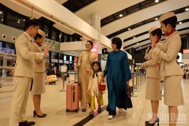 Sáng 1/11/2025, Sun PhuQuoc Airways (SPA – thuộc Tập đoàn Sun Group) chính thức khai thác thương mại, với những chuyến bay đầu tiên đến Phú Quốc.
