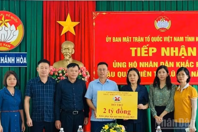Đại diện lãnh đạo TKV trao 2 tỷ đồng hỗ trợ tỉnh Khánh Hòa góp phần khắc phục hậu quả thiên tai mưa lũ.