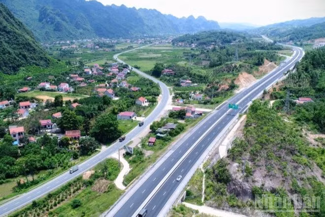 Nhu cầu đầu tư hạ tầng của Việt Nam hiện nay rất lớn, trong khi nguồn lực ngân sách nhà nước có hạn, đòi hỏi cần huy động mạnh mẽ hơn các nguồn lực xã hội để đáp ứng yêu cầu tăng trưởng trung và dài hạn.