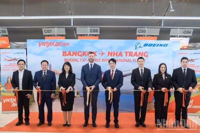 Vietjet Thailand chính thức khai trương đường bay quốc tế đầu tiên Bangkok-Nha Trang bằng tàu bay Boeing 737-8.