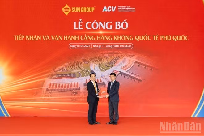 Đại diện Công ty cổ phần Cảng hàng không Mặt trời (SAC, đơn vị thành viên thuộc Tập đoàn Sun Group), chính thức đón nhận Giấy phép kinh doanh Cảng hàng không từ Thứ trưởng Xây dựng Lê Anh Tuấn.