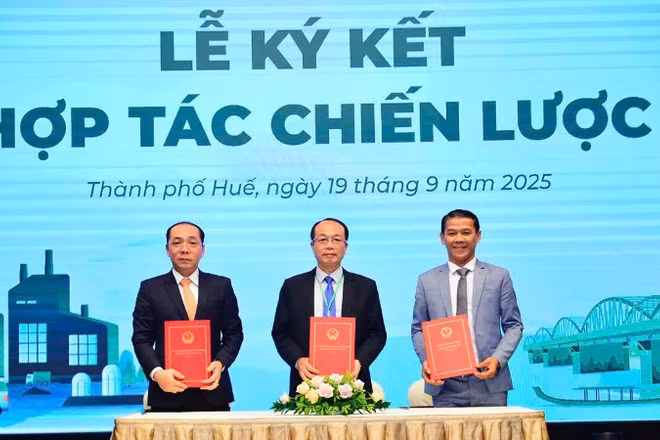 Đại diện các bên ký kết ghi nhớ hợp tác chiến lược xây dựng đô thị di sản-công nghiệp hiện đại.