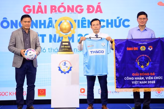 Đại diện Ban tổ chức giới thiệu trang phục, cúp và bóng thi đấu của giải Bóng đá công nhân, viên chức Việt Nam 2025. (Ảnh: QUANG ĐỊNH)