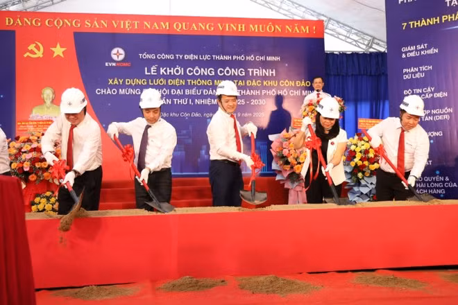 Đại diện các đơn vị, địa phương thực hiện nghi thức khởi công công trình.