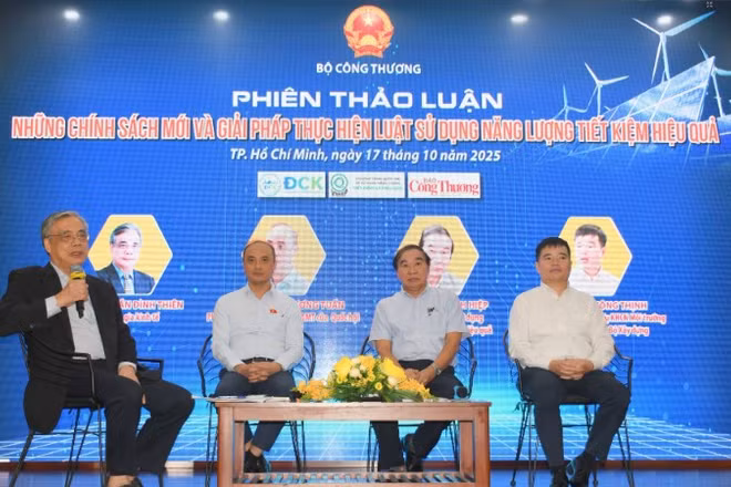 Các chuyên gia, đại diện các đơn vị trao đổi tại Diễn đàn “Sử dụng năng lượng tiết kiệm, hiệu quả: Thành quả và mục tiêu trong kỷ nguyên vươn mình”. (Ảnh: MINH KHUÊ)