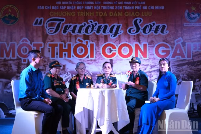 Các cựu nữ chiến sĩ Trường Sơn trong chương trình giao lưu "Trường Sơn-Một thời con gái"