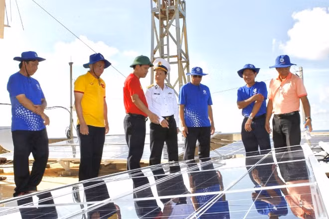Đoàn công tác của Tập đoàn Điện lực Việt Nam các đơn vị thành viên trong chuyến khảo sát, lắp đặt năng lượng mặt trời tại Trường Sa (tháng 4/2024).