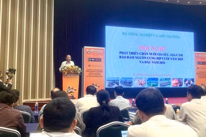 Quang cảnh hội nghị phát triển chăn nuôi gia súc, gia cầm bảo đảm nguồn cung dịp cuối năm 2025 và đầu năm 2026 do Bộ Nông nghiệp và Môi trường tổ chức.