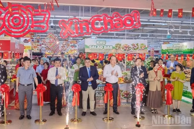 Các đại biểu cắt băng khai mạc lễ hội "Tự hào đặc sản Việt".