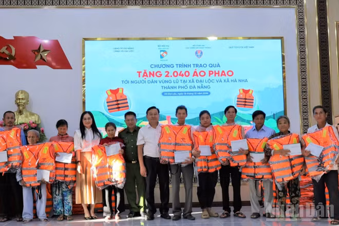 Quỹ Toyota Việt Nam (TVF) phối hợp các cơ quan và Ủy ban nhân dân thành phố Đà Nẵng tặng 2.040 áo phao cứu sinh cho người dân và học sinh hai xã Đại Lộc và Hà Nha. (Ảnh: NGÔ HẰNG)