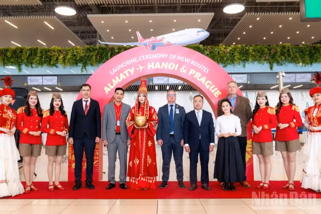 Nghi thức khai trương đường bay mới tại Sân bay quốc tế Almaty, mở ra hành trình kết nối thông qua Trung Á. (Ảnh: BẢO VY)