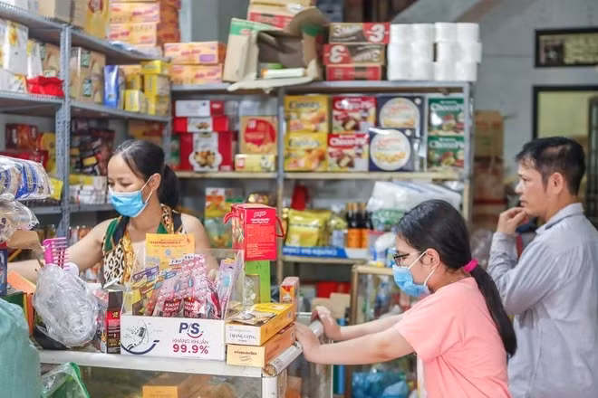 Một quầy tạp hóa nhỏ bán lẻ tự phát, do người dân bình thường quản lý, chủ tiệm lo ngại vô tình bị vi phạm pháp luật do đề xuất mới đề ra. (Ảnh: KHA VY)