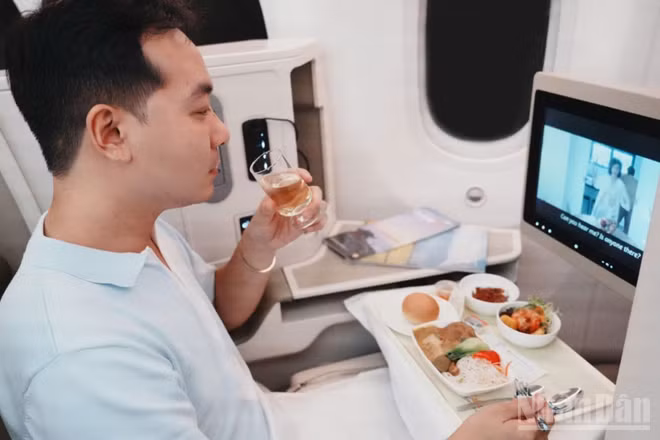 Những sản vật quen thuộc trong đời sống Hà Nội được đưa lên khoang bay, gợi mở cho hành khách một nét văn hóa ẩm thực của Thủ đô ngay trong hành trình. (Ảnh: VNA)