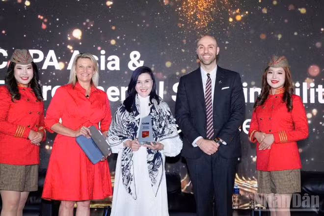 Bà Hồ Ngọc Yến Phương, Phó Chủ tịch Hội đồng quản trị kiêm CFO Tập đoàn Vietjet đại diện hãng nhận giải từ CAPA. (Ảnh: BẢO VY)