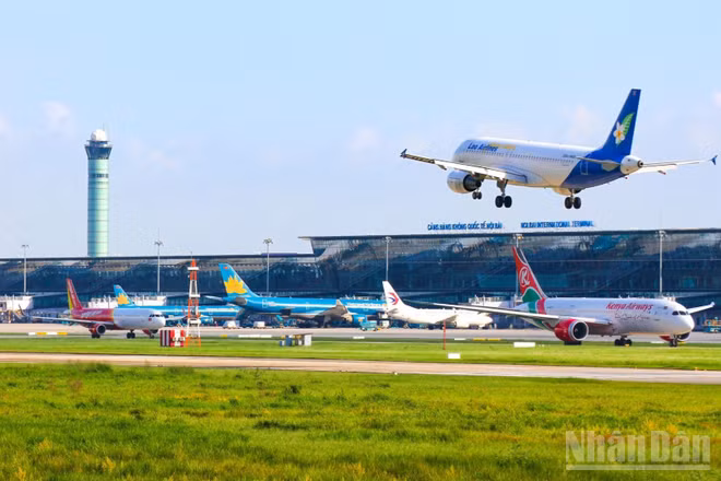 Trong 9 tháng qua, toàn mạng lưới cảng hàng không đã phục vụ 94,1 triệu lượt khách bay, tăng 8,6% so cùng kỳ năm 2025; sản lượng cất-hạ cánh đạt gần 568.500 lượt, tăng 7,1%. (Ảnh: THÙY LINH)
