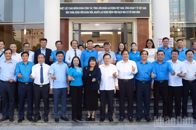 Đoàn công tác của Tổng Liên đoàn Lao động Việt Nam đến thăm và làm việc tại Bệnh viện Bạch Mai, Bệnh viện Việt Đức (cơ sở II) Ninh Bình. (Ảnh: NHẬT MINH)
