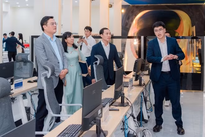 Các đại biểu tham quan phòng mô phỏng điều khiển và khai thác đường sắt tốc độ cao.