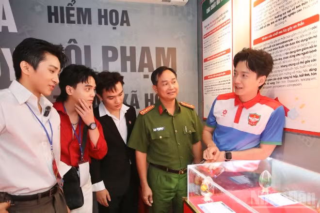 Các đại biểu xem phần trưng bày các loại ma túy và tác hại của ma túy. 